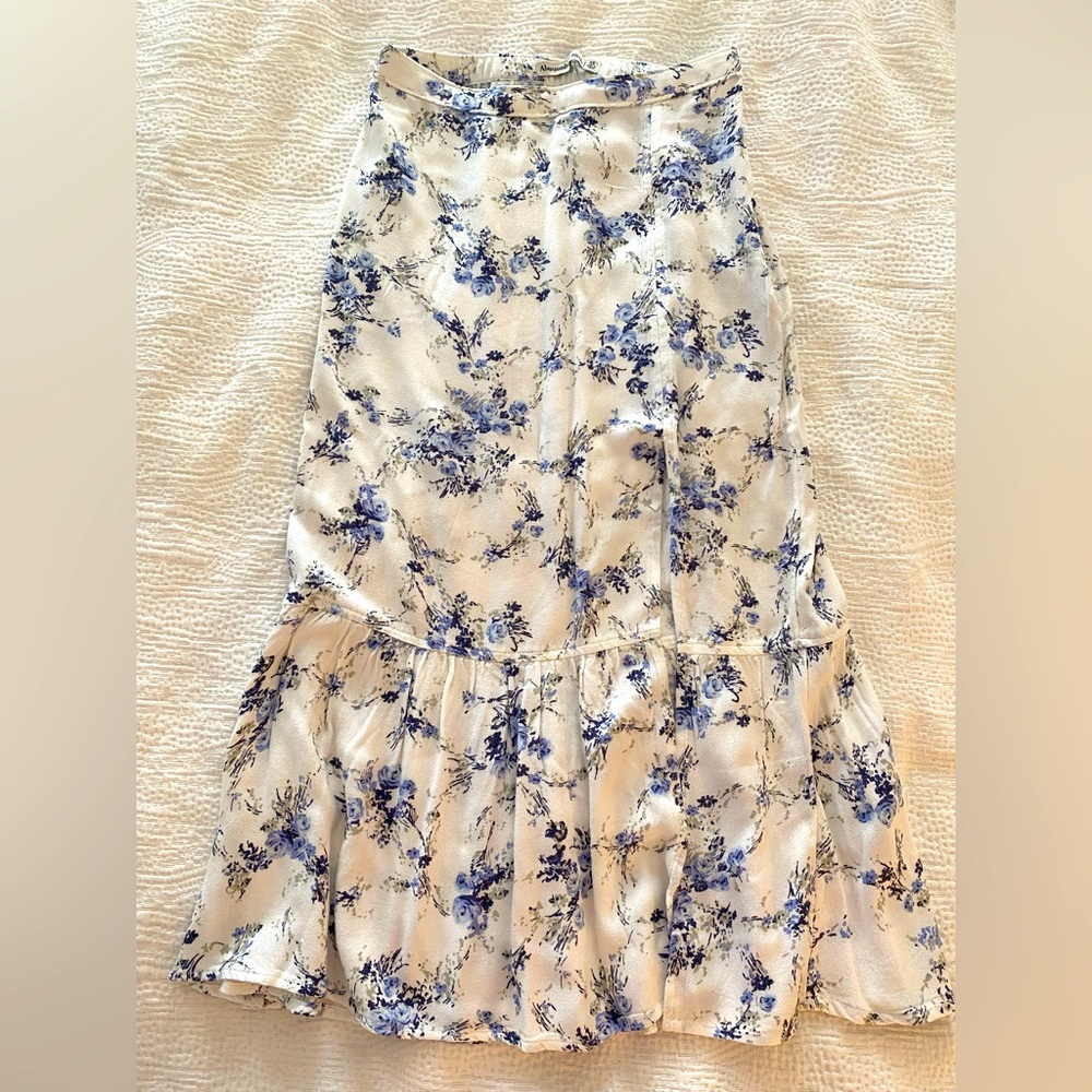 Abercrombie & Fitch, floral mini skirt with front slit, size XS.